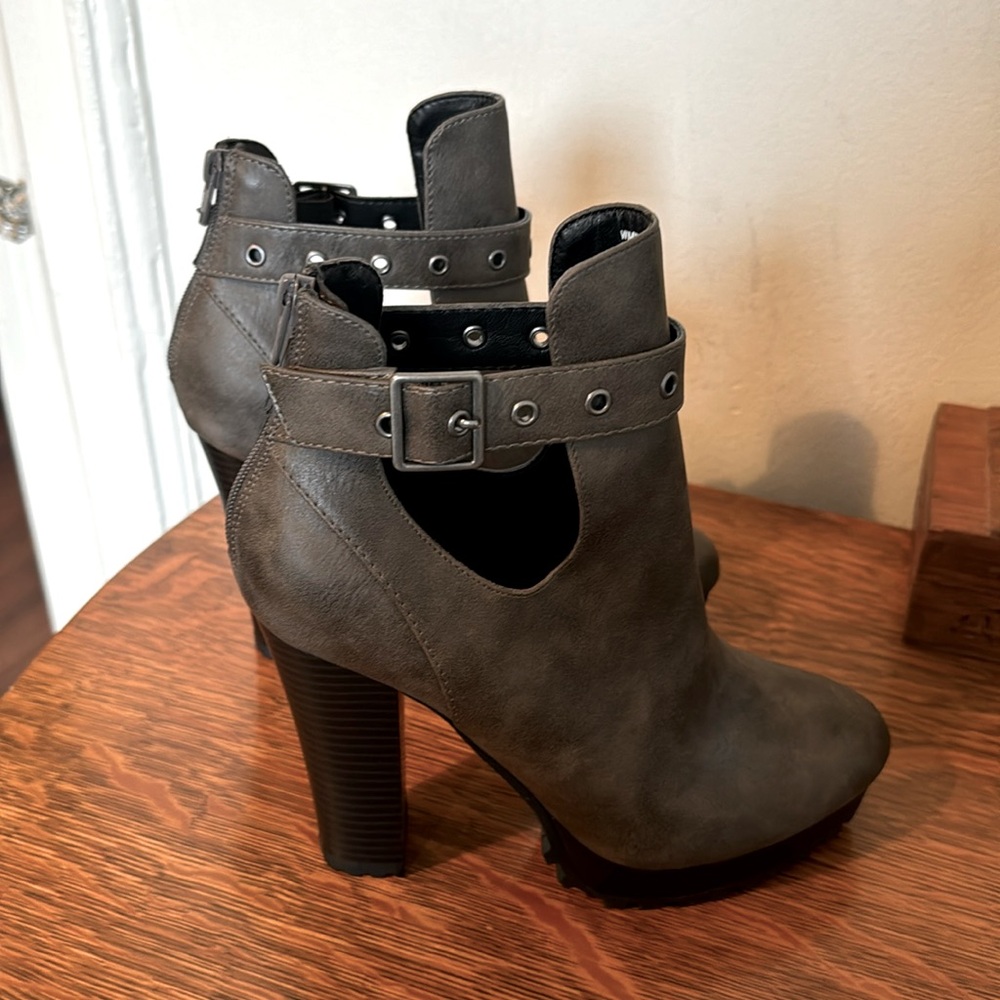 Report Sloane Grey Ankle Boots